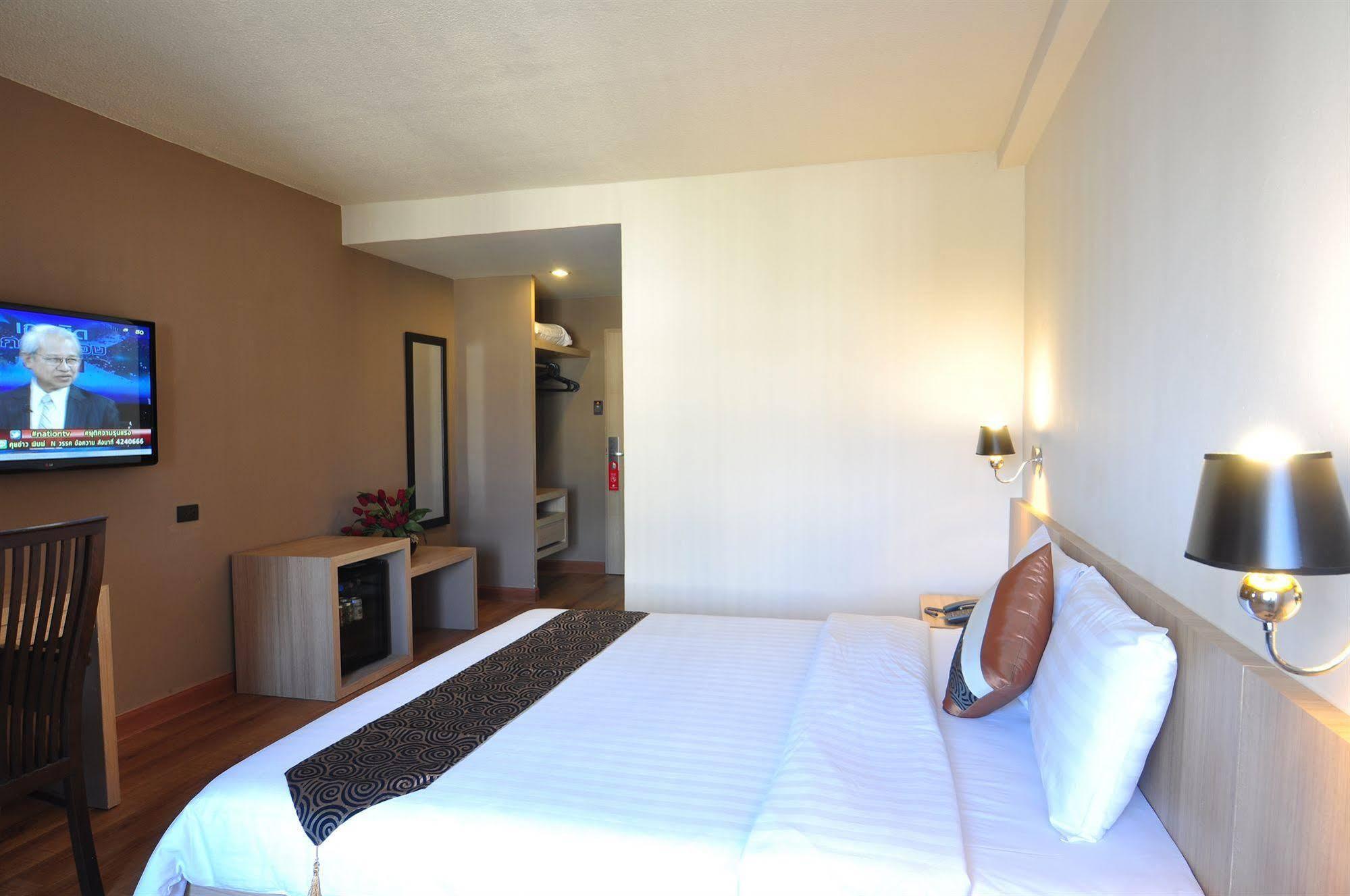 The Euro Grande Hotel Bangkok Extérieur photo