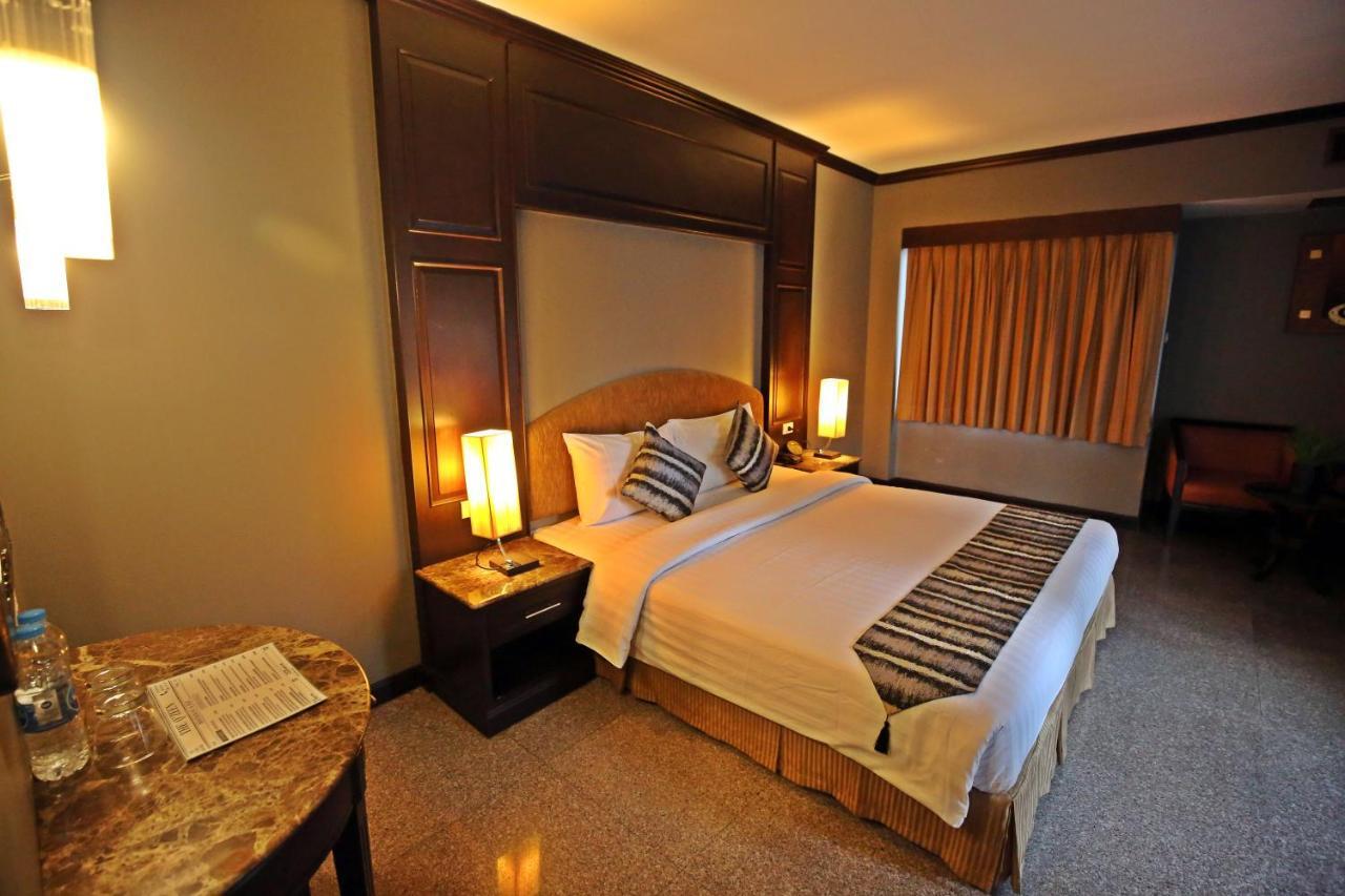The Euro Grande Hotel Bangkok Extérieur photo